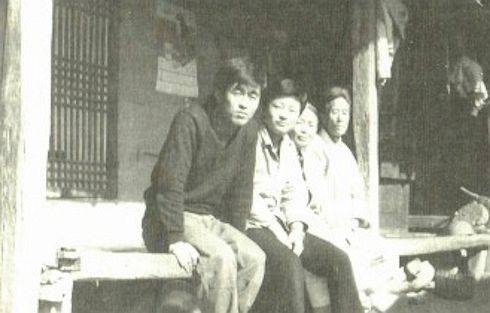 이재인(왼쪽) 한국문인인장박물관장이 1960년대 충남 예산군 고향 집 마루에서 부모, 동생과 나란히 앉아 있다.