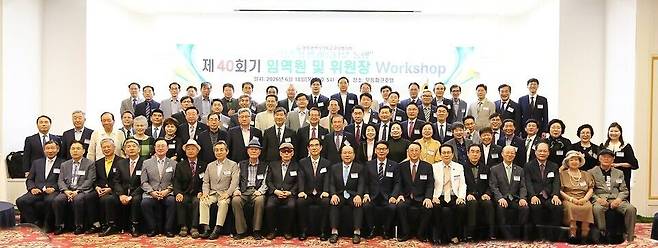 광주광역시기독교교단협의회 제40회기 임역원 및 위원장들이 18일 광주 무등파크호텔에서 열린 워크숍에 참석해 기념촬영을 하고 있다. 광교협 제공