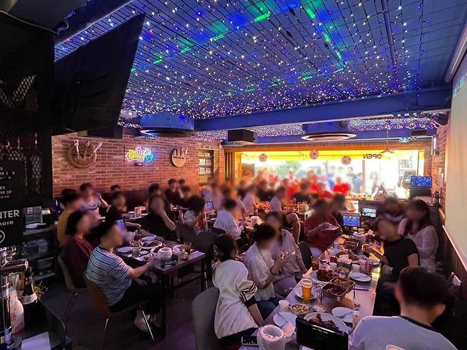 19일 오전 9시 BBQ 홍대입구점에서 월드컵 멕시코전을 맞아 치킨을 먹으며 단체관람을 즐기고 있다. [BBQ 제공]