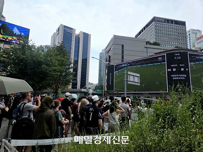 19일 서울 중구 신세계백화덤 본점 앞 신세계스퀘어 일대. 2026 북중미 월드컵 멕시코전 생중계를 관람하고 있는 시민들. 외국인 관광객도 섞여 한국을 응원하고 있다. [김혜진 기자]