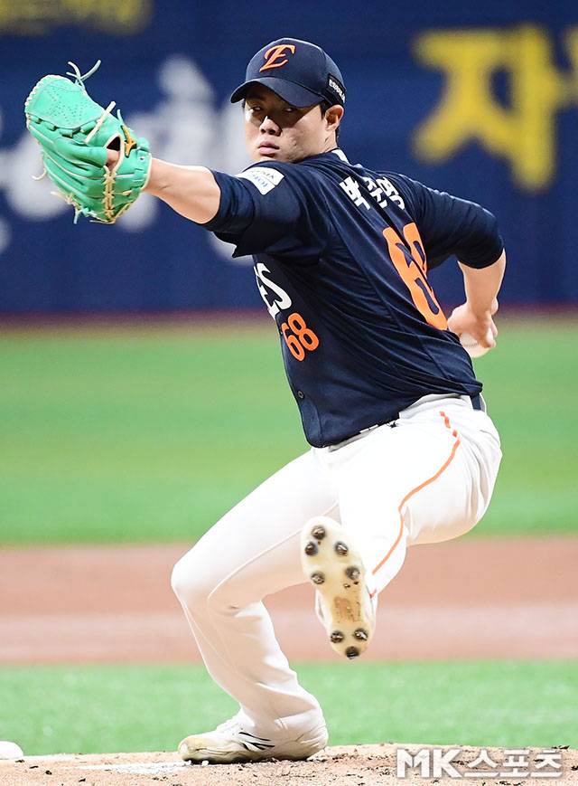 13일 오후 서울 고척스카이돔에서 ‘2026 신한 SOL KBO 리그’ 한화 이글스와 키움 히어로즈 경기가 열렸다. 한화 선발 박준영이 역투하고 있다. 사진=김영구 기자