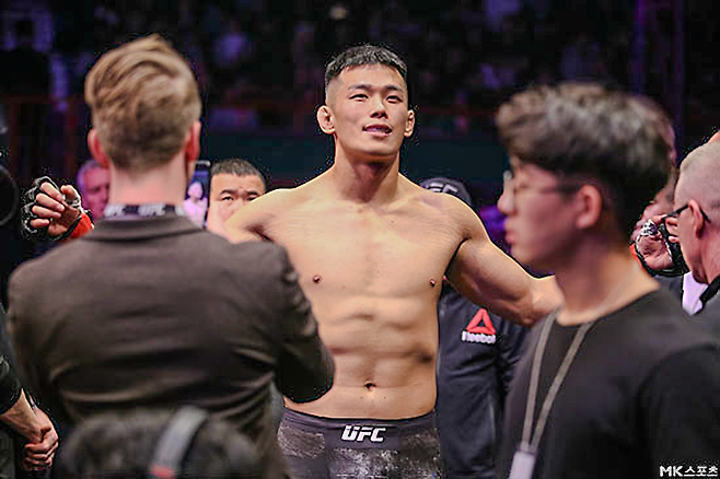 정다운이 2019년 12월 부산광역시 사직체육관에서 UFC 파이트 나이트 165 메인카드 제3경기 라이트헤비급 승리를 거둔 후 기뻐하고 있다. 사진=MK스포츠DB