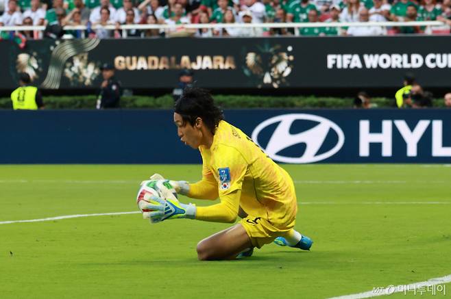 (과달라하라(멕시코)=뉴스1) 임세영 기자 = 대한민국 축구대표팀 골키퍼 김승규가 18일(현지시간) 멕시코 과달라하라 스타디움에서 열린 2026 북중미 월드컵 A조 조별리그 2차전 대한민국과 멕시코의 경기에서 선방하고 있다. 2026.6.19/뉴스1 Copyright (C) 뉴스1. All rights reserved. 무단 전재 및 재배포, AI학습 이용 금지. /사진=(과달라하라(멕시코)=뉴스1) 임세영 기자