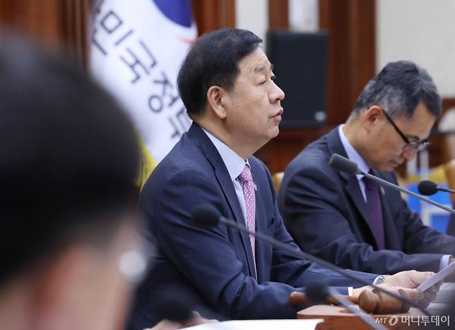 [서울=뉴시스] 조수정 기자 = 구윤철 경제부총리 겸 재정경제부 장관이 19일 오후 서울 종로구 정부서울청사에서 공공기관운영위원회 회의를 주재하고 있다. 2026.06.19. chocrystal@newsis.com /사진=조수정