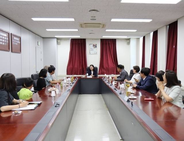 송소영 수원출입국·외국인청장이 최근 관내 난민인정자 가정 고충을 청취하고 있다. 수원출입국·외국인청 제공