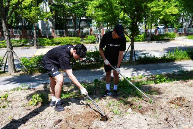 우리카드 박상우와 한성정이 18일 인천의 '동심원'에서 나란히 화단 정리를 하며 봉사활동을 하고 있다./우리카드 제공