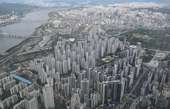 서울 송파구 롯데월드타워 전망대 서울스카이에서 바라본 서울 송파구와 경기도 하남 일대의 아파트 단지. 윤창빈 기자