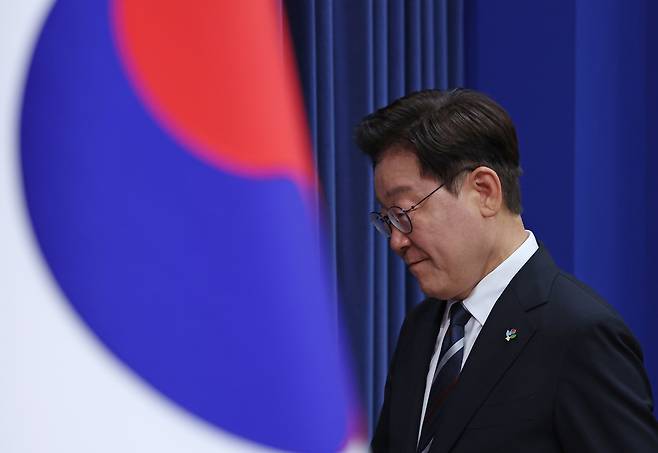 이재명 대통령이 19일 G7참석·유럽순방 결과 브리핑을 마친 뒤 청와대 춘추관 브리핑룸을 나서고 있다. [연합]