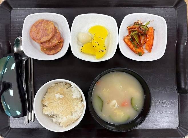 기초과학연구원(IBS) 구내식당의 식단 사진 [페이스북(@Vincent Ajar Kim)]