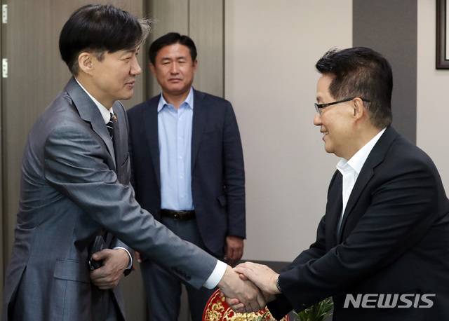 [서울=뉴시스] 박영태 기자 = 당시 대안정치연대 박지원 의원이 2019년9월19일 오전 서울 여의도 국회 의원회관 사무실을 찾은 조국 당시 법무부장관을 만나 인사를 나누고 있다. 2019.09.19.since1999@newsis.com