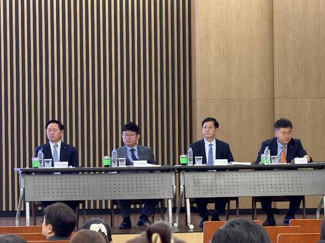 [서울=뉴시스] 김민성 기자 = 19일 오후 서울 영등포구 여의도 한국투자증권 본사에서 대한항공이 아시아나항공 통합 관련 주주설명회를 개최했다. (왼쪽부터) 우기홍 대한항공 대표이사 부회장, 하은용 대한항공 최고재무책임자(CFO), 박희돈 부사장, 오문권 전무. 2026.06.19. kms@newsis.com.  *재판매 및 DB 금지