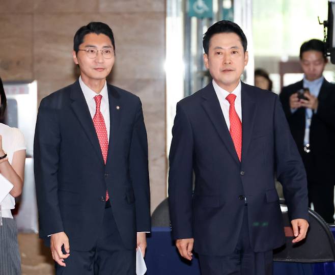 국민의힘 장동혁 대표가 17일 국회에서 열린 의원총회에 참석하기 위해 입장하고 있다. 왼쪽은 박준태 비서실장. 연합뉴스