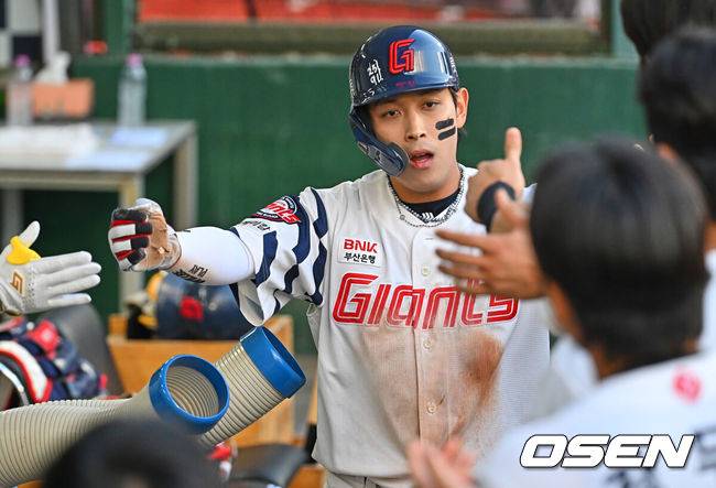 [OSEN=부산, 이석우 기자] 11일 부산 사직야구장에서 2026 신한 SOL KBO 리그 롯데 자이언츠와 두산 베어스의 경기가 열렸다. 홈팀 롯데는 박세웅이, 방문팀 두산은 타카다가 선발 출전했다.롯데 자이언츠 황성빈이 1회말 무사 2루 고승민의 좌익수 앞 안타때 득점을 올리고 하이파이브를 하고 있다. 2026.06.11 / foto0307@osen.co.kr