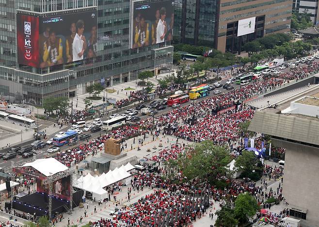 한국 축구 국가대표팀 공식 서포터즈 붉은악마를 비롯한 시민들이 19일 서울 종로구 광화문광장에서 시민들이 거리응원을 하고 있다. 연합뉴스