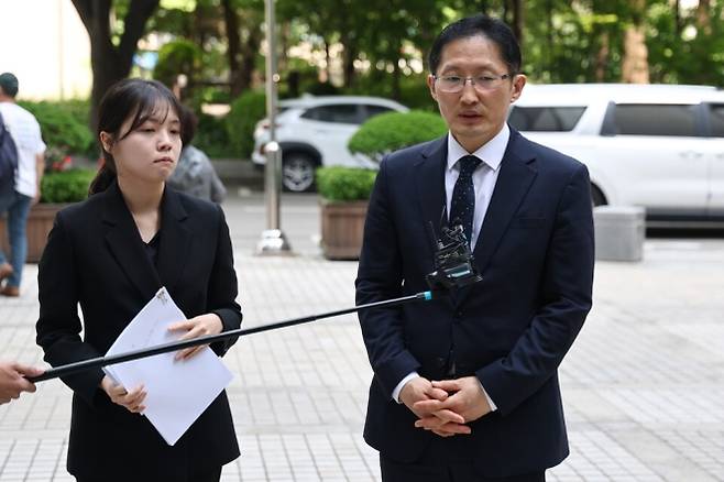 이춘재 살인누명 국가배상소송 1심 선고가 끝난 뒤 고 홍성록씨 유족 측 변호인인 박준영 변호사가 입장을 밝히고 있다. 홍씨는 화성 연쇄살인 사건 용의자로 몰려 강압 수사를 받은 뒤 허위 자백을 강요당한 것으로 인정됐다. 연합뉴스