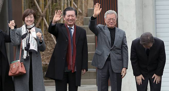 2024년 2월4일 이재명 더불어민주당 대표가 경남 양산시 평산마을 문재인 전 대통령 사저를 방문해 문 전 대통령과 함께 지지자들에게 인사하고 있다. 왼쪽부터 더불어민주당 정청래 최고위원, 문 전 대통령, 이 대표 ⓒ연합뉴스