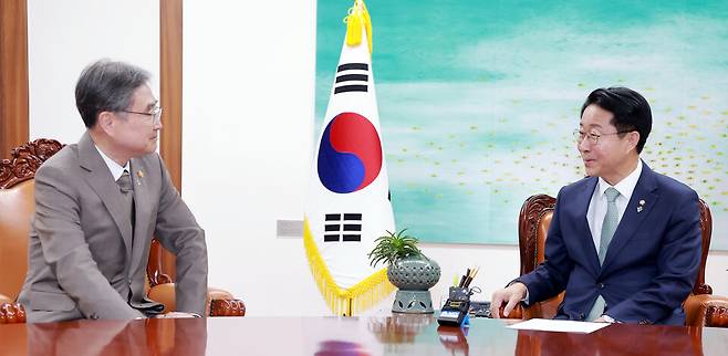 조정식 국회의장(오른쪽)이 19일 국회의장실을 찾은 조현 외교부 장관과 환담하고 있다. ⓒ연합뉴스