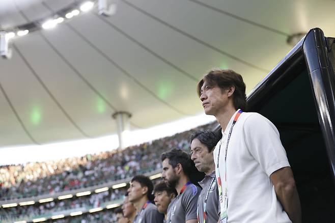 홍명보 축구국가대표팀 감독(오른쪽)이 19일(한국시간) 멕시코 할리스코주 과달라하라 스타디움서 열린 멕시코와 북중미월드컵 조별리그 A조 2차전에 앞서 그라운드를 바라보고 있다. 사진제공｜대한축구협회