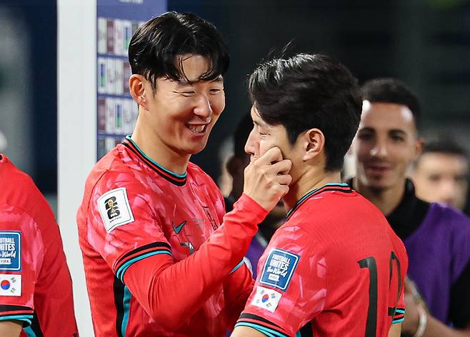 쿠웨이트 자베르 알 아흐메드 국제 경기장에서 열린 2026 북중미 월드컵 아시아지역 3차 예선 B조 5차전 한국과 쿠웨이트의 경기. 한국 손흥민이 3-1로 승리한 뒤 이강인을 격려하고 있다. 연합뉴스