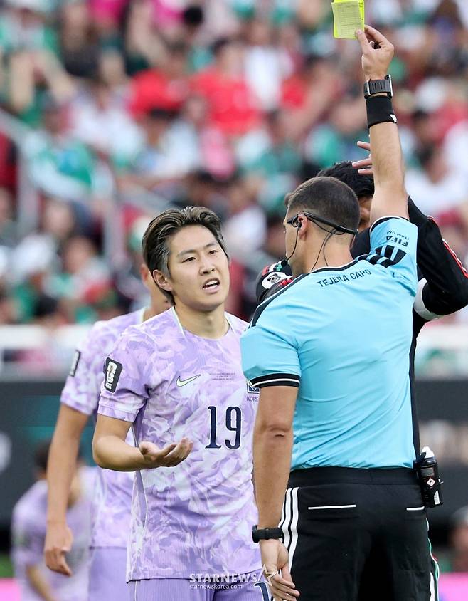 2026 북중미월드컵 A조 예선 대한민국 대 멕시코 경기가 19일(한국 시간) 멕시코 과달라하라 에스타디오 아크론에서 열렸다.경기 초반 이강인이 옐로우카드를 받고 있다. /사진=김진경 kim.jinkyung@