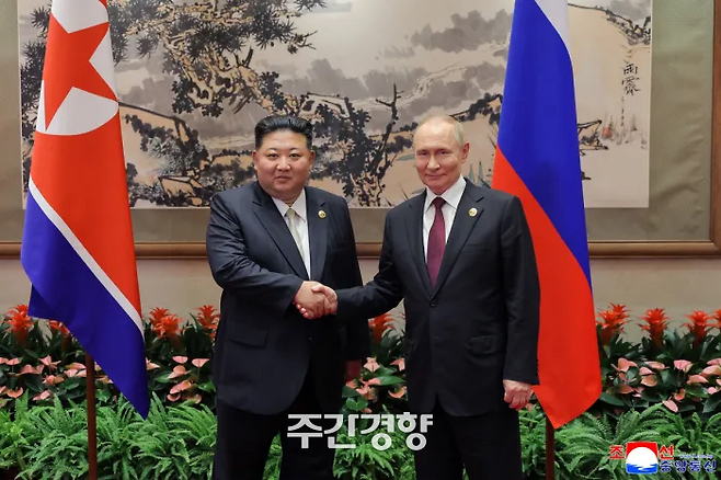 김정은 북한 국무위원장과 블라디미르 푸틴 러시아 대통령이 중국의 전승절 80주년 열병식을 하루 앞둔 지난해 9월 3일 베이징 댜오위타이 국빈관에서 회담하고 있다.  연합뉴스