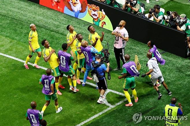 테보호 모코에나의 페널티킥 동점골에 기뻐하는 남아공 선수들 [로이터=연합뉴스]