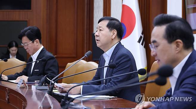 비상경제본부회의 주재하는 구윤철 부총리 (서울=연합뉴스) 안정원 기자 = 구윤철 부총리 겸 재정경제부 장관이 19일 서울 종로구 정부서울청사에서 열린 비상경제본부 회의 겸 경제ㆍ대외경제관계장관회의에서 발언하고 있다. 2026.6.19 jeong@yna.co.kr