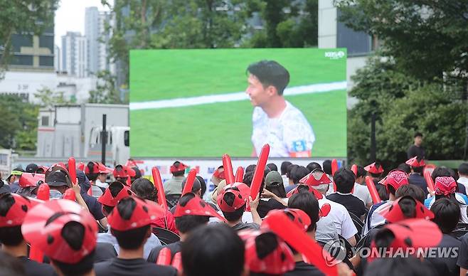 창원서 월드컵 응원 나선 시민들 (창원=연합뉴스) 정종호 기자 = 2026 북중미 월드컵 조별리그 A조 한국과 멕시코의 경기가 열린 19일 경남 창원시 성산구 호텔인터내셔널창원 야외광장에 마련된 응원장에서 시민들이 대형 스크린으로 중계방송을 보며 우리나라 축구대표팀을 응원하고 있다. 2026.6.19 jjh23@yna.co.kr