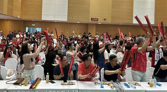 중국 베이징서 월드컵 응원하는 교민들 (베이징=연합뉴스) 한종구 특파원 = 2026 북중미 월드컵 조별리그 A조 한국과 멕시코의 경기가 열린 19일 중국 베이징 포스코센터에 마련된 응원장에서 교민들이 대형 스크린으로 방송을 보며 우리나라 축구 대표팀을 응원하고 있다.
