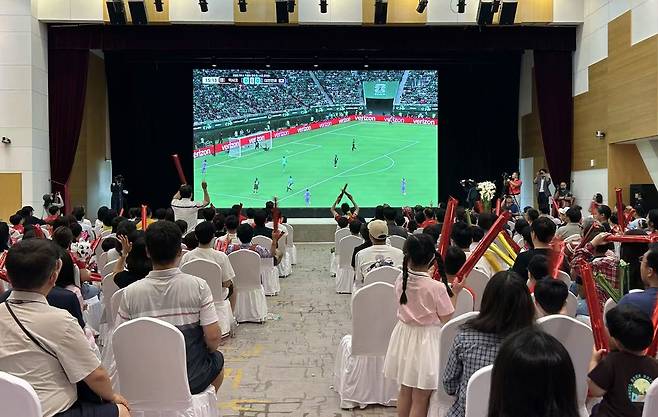 중국 베이징서 월드컵 응원하는 교민들 (베이징=연합뉴스) 한종구 특파원 = 2026 북중미 월드컵 조별리그 A조 한국과 멕시코의 경기가 열린 19일 중국 베이징 포스코센터에 마련된 응원장에서 교민들이 대형 스크린으로 방송을 보며 우리나라 축구 대표팀을 응원하고 있다.
