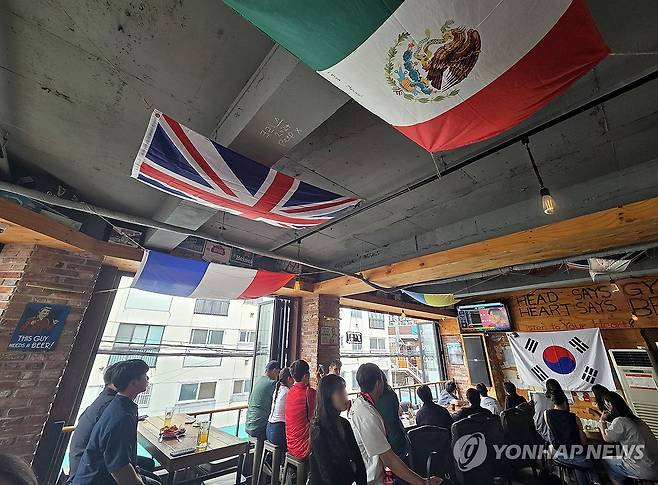 응원하는 시민들 (전주=연합뉴스) 정경재 기자 = 2026 북중미 월드컵 조별리그 A조 한국과 멕시코의 경기가 열린 19일 오전 전북대학교 인근 선술집에서 시민들이 함께 한국 선수들의 선전을 기원하고 있다. 2026.6.19 jaya@yna.co.kr