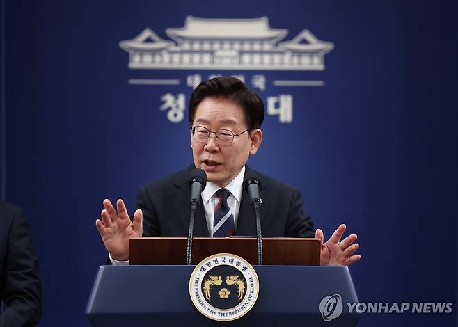 이재명 대통령, 유럽순방 성과 브리핑 (서울=연합뉴스) 김도훈 기자 = 이재명 대통령이 19일 청와대 춘추관에서 열린 G7참석·유럽순방 결과 브리핑에서 취재진 질문에 답하고 있다. 2026.6.19 superdoo82@yna.co.kr