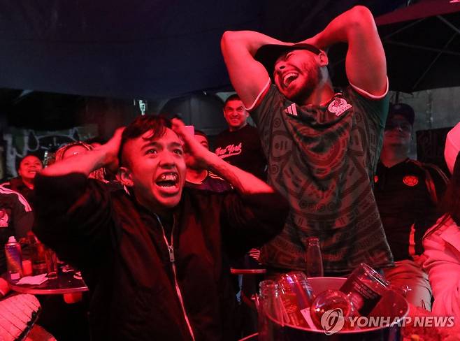 괴로워하는 멕시코 축구팬 [로이터=연합뉴스]