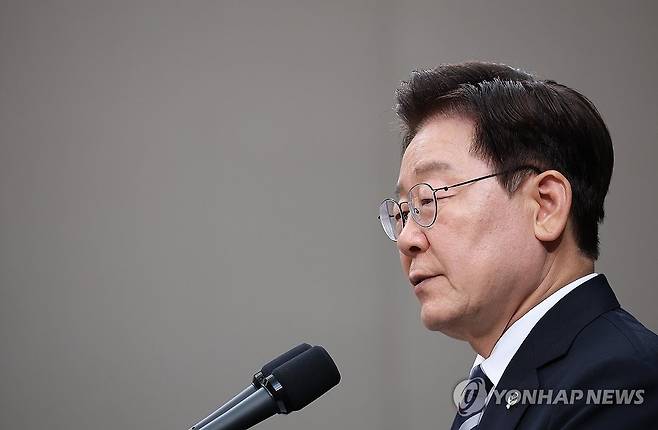 답변하는 이재명 대통령 (서울=연합뉴스) 김도훈 기자 = 이재명 대통령이 19일 청와대 춘추관에서 열린 G7 참석·유럽 순방 결과 브리핑에서 취재진 질문에 답하고 있다. 2026.6.19 superdoo82@yna.co.kr