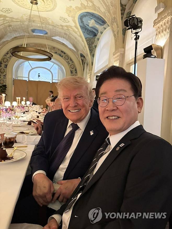 이재명 대통령과 트럼프 대통령 (서울=연합뉴스) 이재명 대통령과 도널드 트럼프 미국 대통령이 16일(현지시간) 프랑스 에비앙레뱅에서 열린 주요 7개국(G7) 정상회의 공식 만찬에서 기념  촬영을 하고 있다. 2026.6.18 [이재명 대통령 X 캡처. 재판매 및 DB 금지]
    (서울=연합뉴스)
