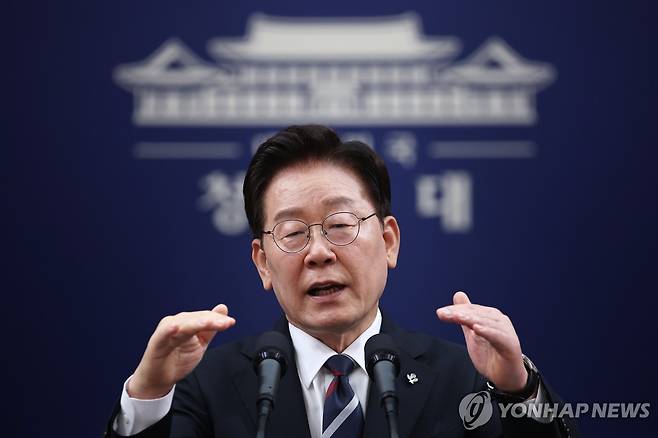 취재진 질문에 답하는 이재명 대통령 (서울=연합뉴스) 김도훈 기자 = 이재명 대통령이 19일 청와대 춘추관에서 열린 G7 참석·유럽 순방 결과 브리핑에서 취재진 질문에 답하고 있다. 2026.6.19 superdoo82@yna.co.kr