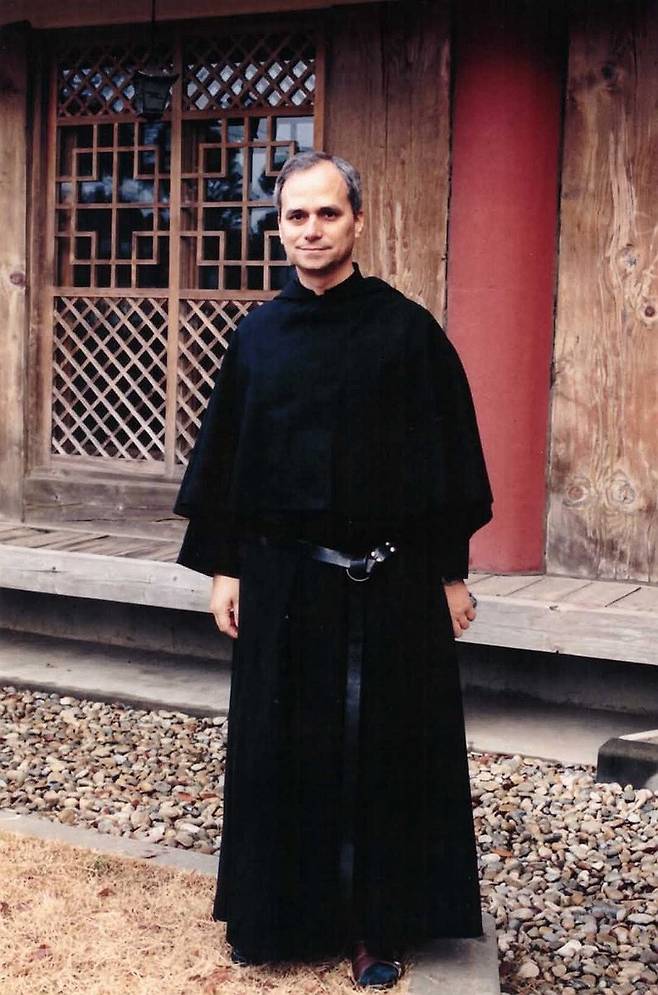 2002년 방한한 레오 14세 교황 (서울=연합뉴스) 레오 14세 교황이 2002년 성 아우구스티노 수도회 총장 신분으로 한국을 방문해 한국지부인 '성 아우구스띠노 수도회'의 인천 전동수도원에서 찍은 사진.  2025.5.9 [성 아우구스티노회 수도회의 한국지부 '성 아우구스띠노 수도회' 제공. 재판매 및 DB 금지] photo@yna.co.kr
