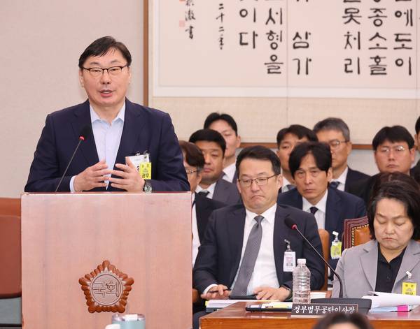 이화영 전 경기도 평화부지사가 지난해 국회에서 열린 법무부 등에 대한 법제사법위원회 국정감사에서 질의에 답하고 있다. 2025.10.14 /연합뉴스