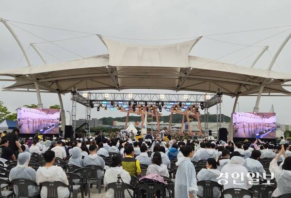 19일 ‘2026 김포 아라마린페스티벌’을 찾은 시민들이 메인 무대에서 펼쳐지는 각종 공연을 관람하며, 환호하고 있다. 2026.6.19 /김연태 기자 kyt@kyeongin.com