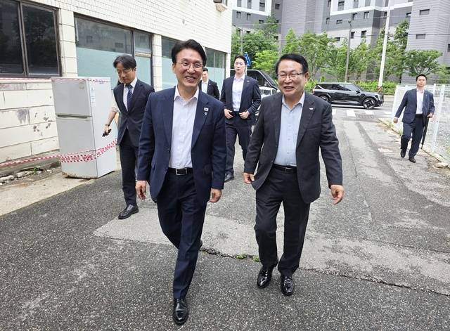 19일 익산을 찾은 김민석 국무총리가 정헌율 익산시장과 익산역 앞 원도심을 걸으며 대화를 나누고 있다./사진=송승욱 기자