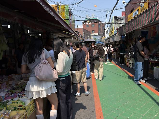 서울 종로구 동묘에 위치한 완구거리, 평일 오전 10시임에도 사람들이 북적이는 모습.(황민주 기자 minchu@)