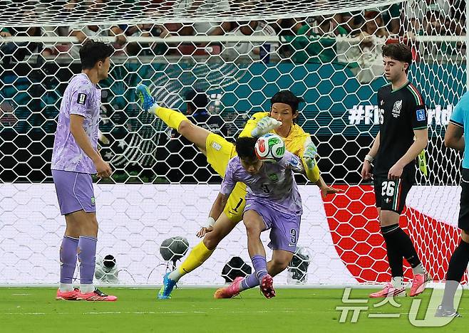 대한민국 축구국가대표팀 김승규가 18일(현지시간) 멕시코 할리스코주 사포판 과달라하라 스타디움에서 열린 2026 북중미 월드컵 A조 조별리그 2차전 대한민국과 멕시코의 경기에서 이기혁과 충돌하며 공을 놓치고 있다. 이날 경기는 대한민국이 멕시코를 상대로 0-1로 패했다. 2026.6.19 ⓒ 뉴스1 임세영 기자