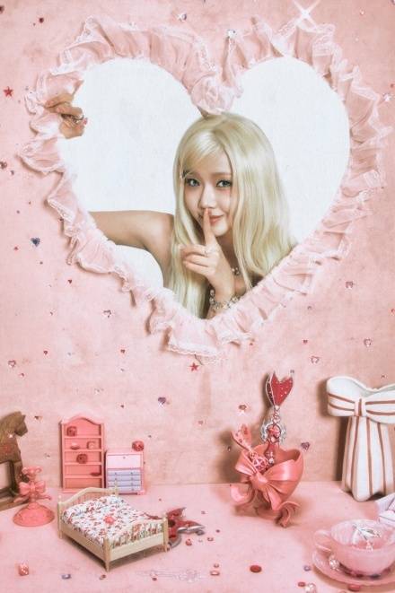 Singer Choi Yoo-jung has unveiled her Barbie-doll-like charm with blonde hair through the final concept photos for her second solo single, Perfect Target. In these photos, Choi Yoo-jung heightened anticipation for her comeback by showcasing a variety of facial expressions alongside bright pink-toned styling.Utilizing various props such as Cupids arrows and large ribbons, Choi Yoo-jung conveyed a fresh and vibrant energy. Following the kitschy charm shown in her previous concept photos, she created a distinct atmosphere with her doll-like visuals.Returning as a solo artist after four years, Choi Yoo-jung plans to demonstrate her further developed musical capabilities through this new release. Perfect Target will be released on various online music sites at 6 PM on the 30th.