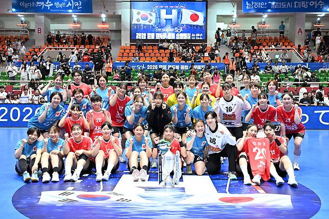 신한 super SOL 2026 한일 핸드볼 클럽 슈퍼매치 in 여수' 여자부 경기 단체 사진(한국핸드볼연맹 제공)