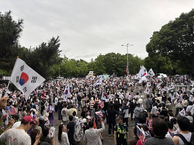 제9회 전국동시지방선거 투표용지 부족 사태를 규탄하는 개표소 봉쇄 시위가 계속된 20일 오후 서울 송파구 올림픽공원 핸드볼경기장 앞에서 시민들이 구호를 외치고 있다. 2026.6.20 ⓒ 뉴스1 소봄이 기자
