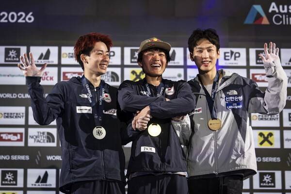 20일 대한산악연맹은 이도현이 오스트리아 인스브루크에서 열린 2026 월드클라이밍 시리즈 남자 볼더 종목에서 동메달을 획득했다고 밝혔다.(▲이도현 선수(오른쪽) 시상식). /사진=대한산악연맹