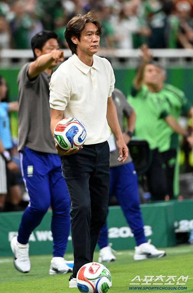 19일(한국시각) 멕시코 과달라하라 사포판의 에스타디오 과달라하라에서 열린 2026 북중미월드컵 대한민국과 멕시코의 경기. 라인 아웃된 공을 손에 든 홍명보 감독의 모습. 사포판(멕시코)=허상욱 기자wook@sportschosun.com/2026.06.19/