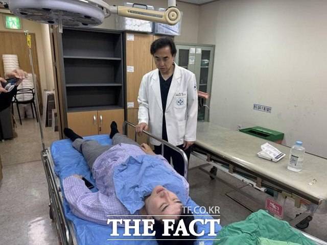 정이한 개혁신당 부산시장 당시 후보가 '테러 자작극 의혹'을 받고 있다. 사진은 정 전 후보가 지난 4월 27일 '음료수 테러'를 당한 뒤 병원으로 긴급 이송돼 치료를 받고 있는 모습./김철근 전 개혁신당 사무총장 SNS 갈무리