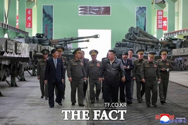 통일부 당국자는 지난 18일 "북한을 주적으로 규정한 상태에서 평화공존을 이야기할 수 없다"고 설명했다. 사진은 김정은 북한 국무위원장이 군수공업기업소를 현지지도 하는 모습. /뉴시스