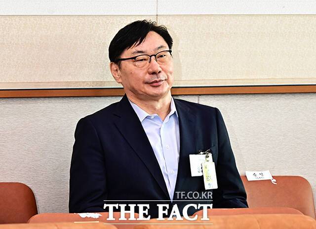 검찰이 대북송금 사건을 수사하던 당시 수원지검 1313호실에서 술파티가 열렸다고 위증한 혐의 등으로 기소된 이화영 전 경기도 평화부지사가 1심에서 실형을 선고받았다. /배정한 기자